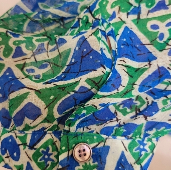 TWO by VINCE CAMUTO Playful Batik Pintuck Peasant Blouse. NWT LARGE - Picture 9 of 9